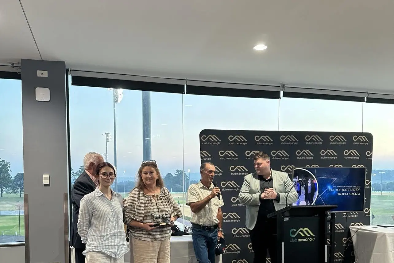 Lily Vardy, Tracey Mackay and Dean Taylor were presented with the award for Fliptop Bottleshop by Michael Dumesny. PHOTOS: Supplied