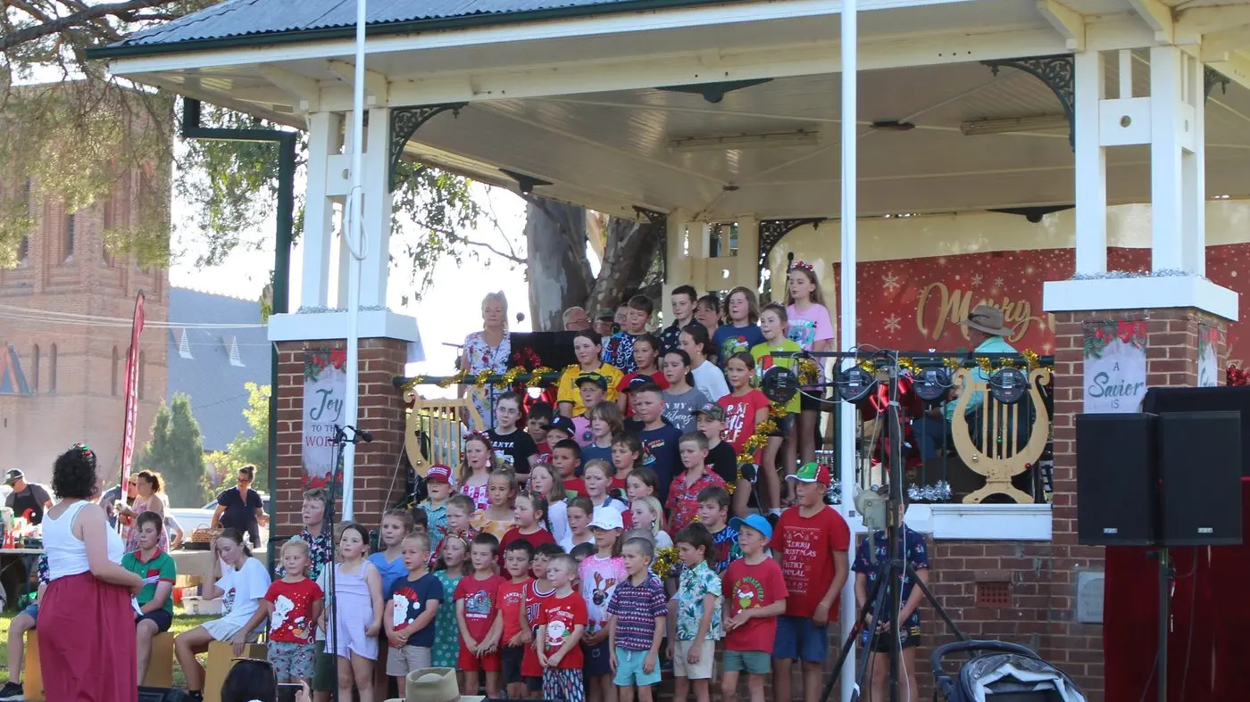 Grenfell gathers to Carol by Candlelight