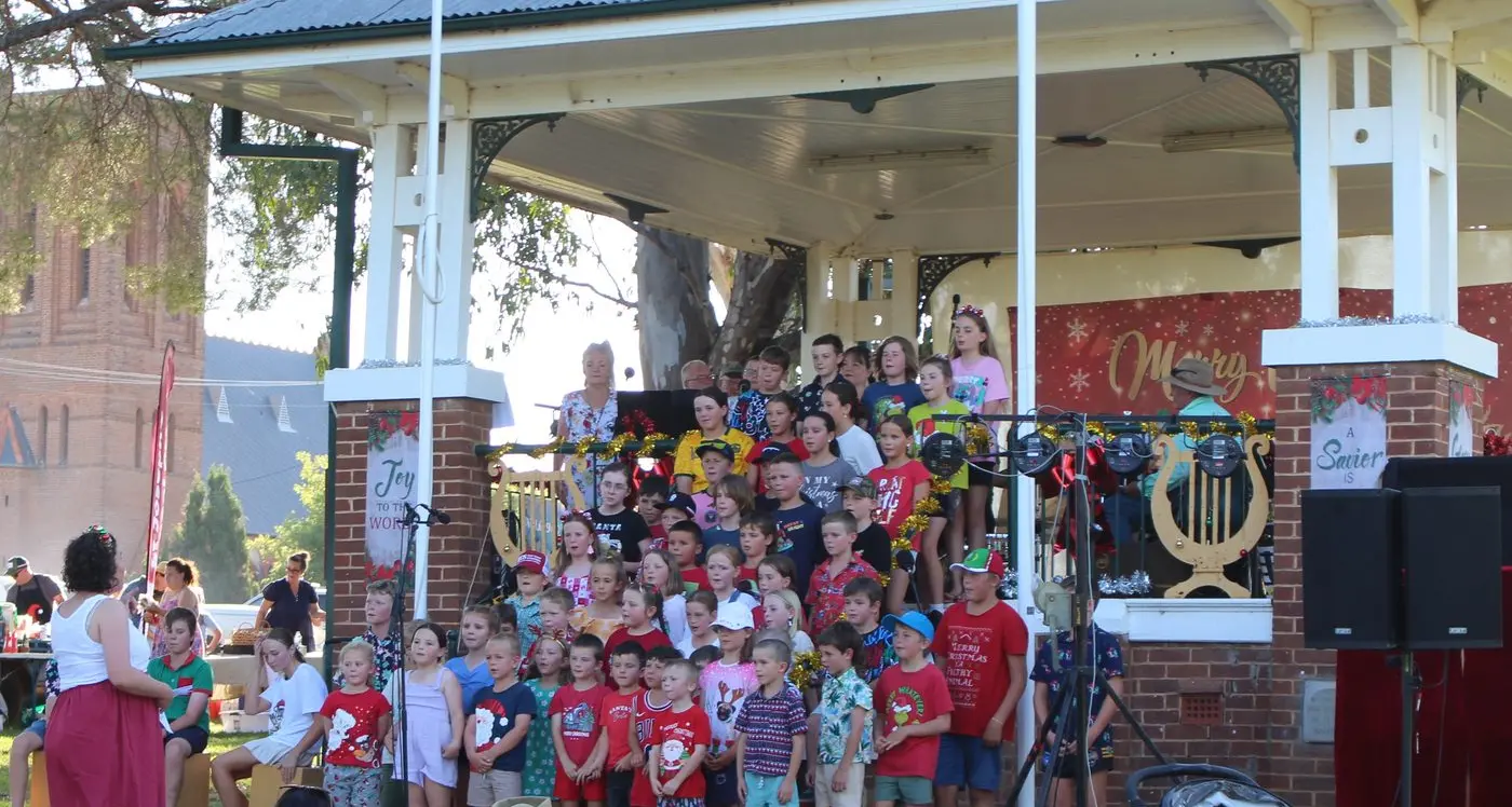 Grenfell gathers to Carol by Candlelight