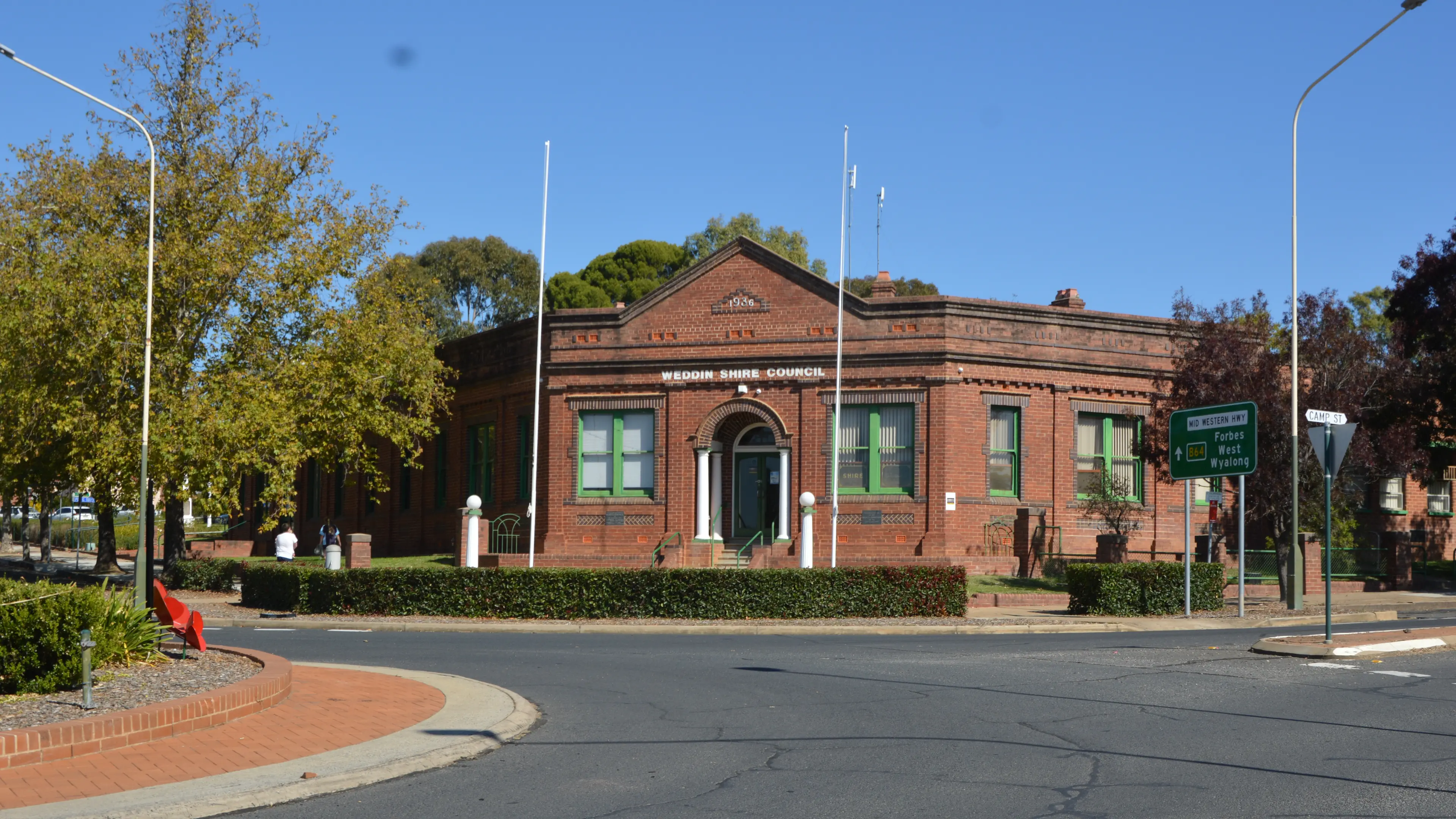 Council discuss question on legal fees