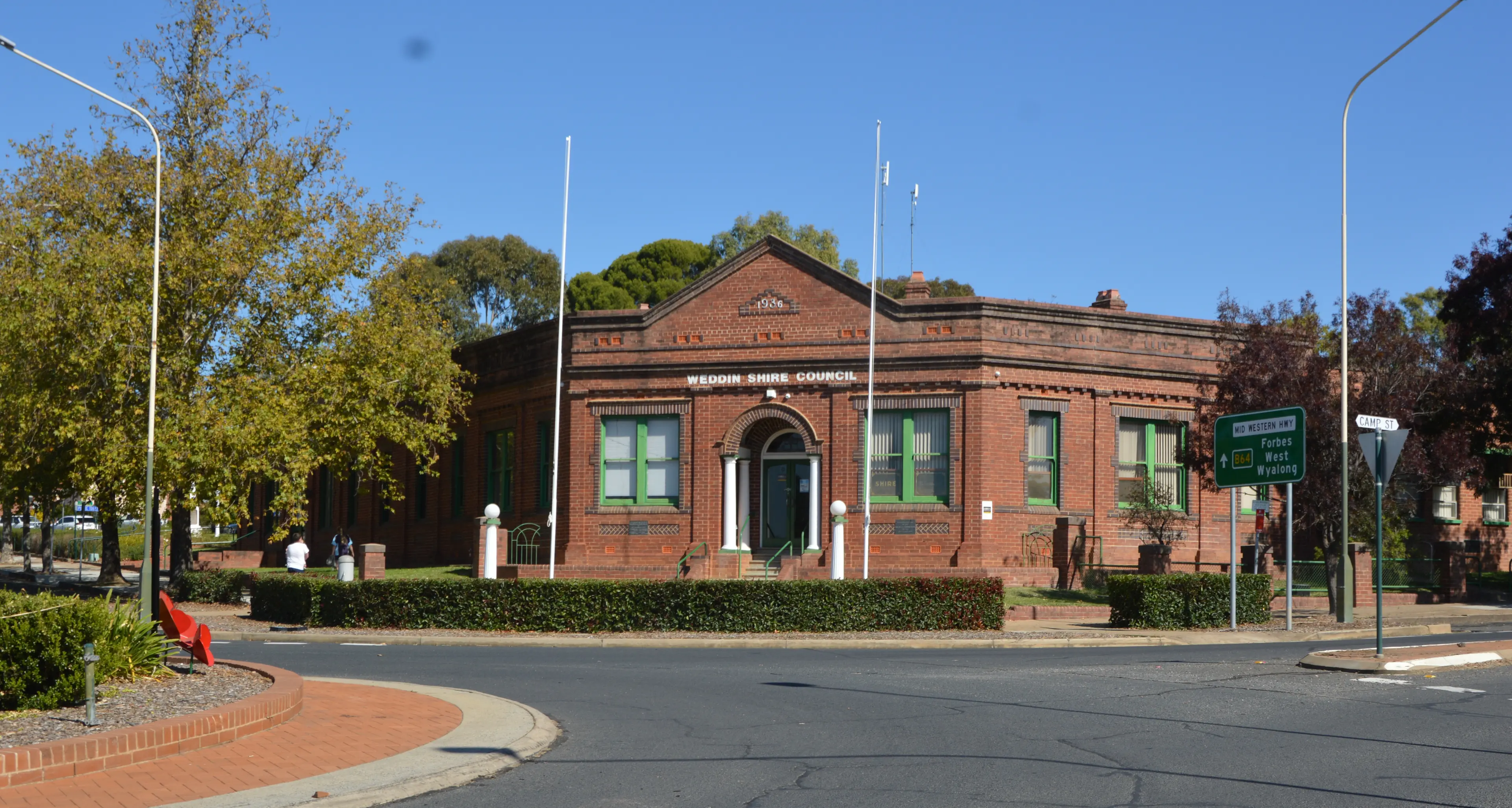 Council discuss question on legal fees