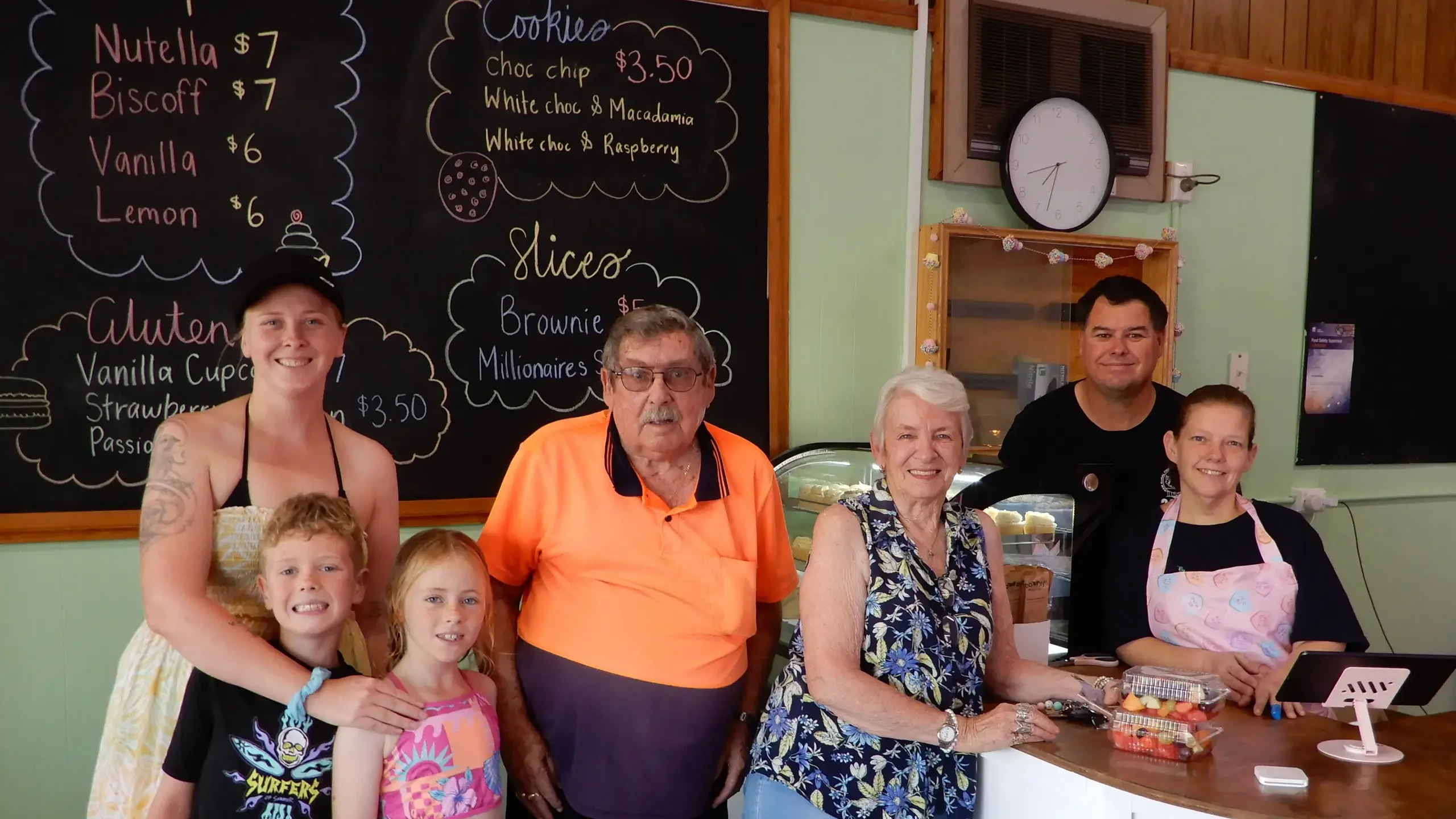 Late night shopping celebrates grand opening