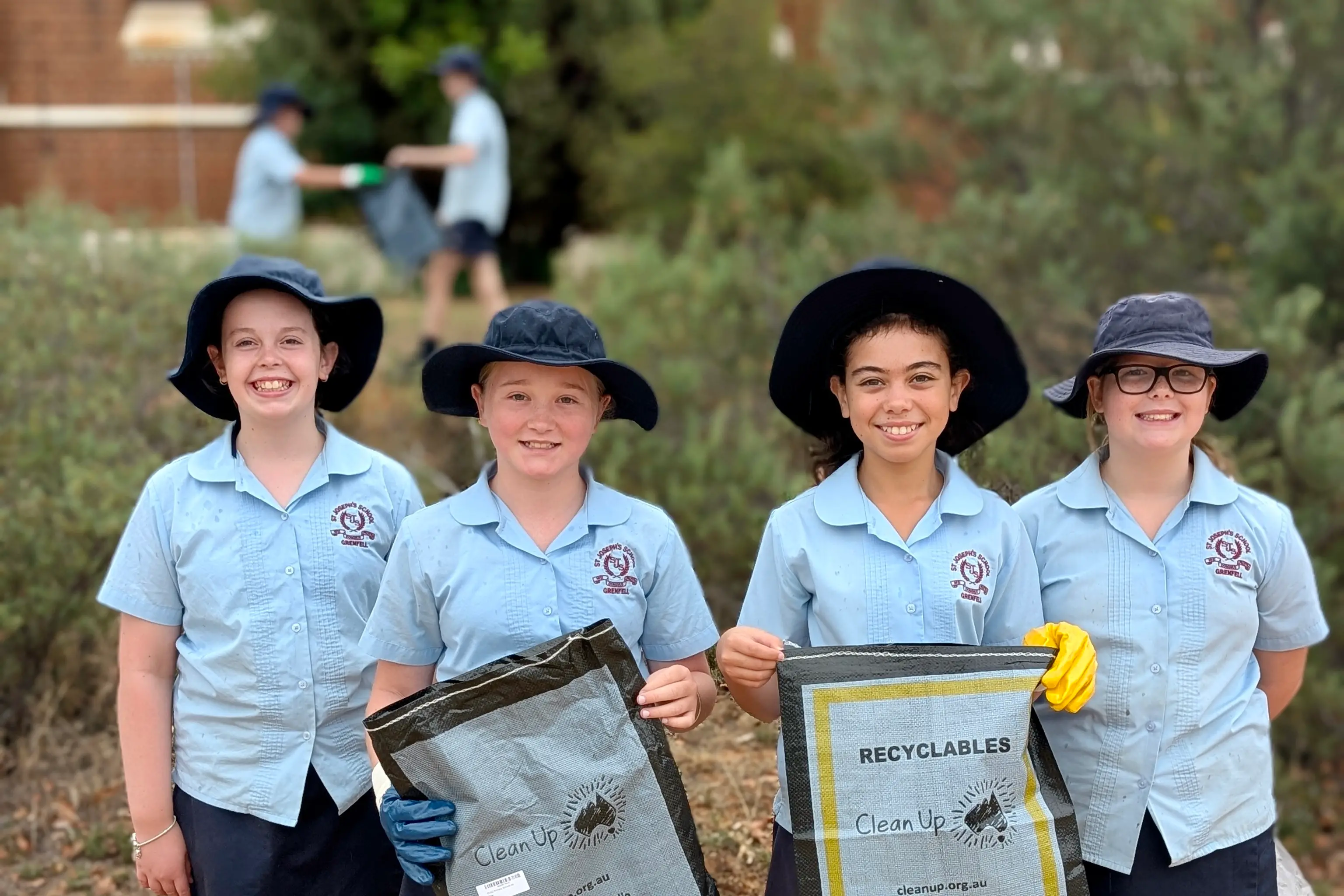 <p>62783.0Students from St Joseph\\u2019s rolled up their sleeves for Clean Up Australia Day. PHOTO: Supplied</p>\\n
