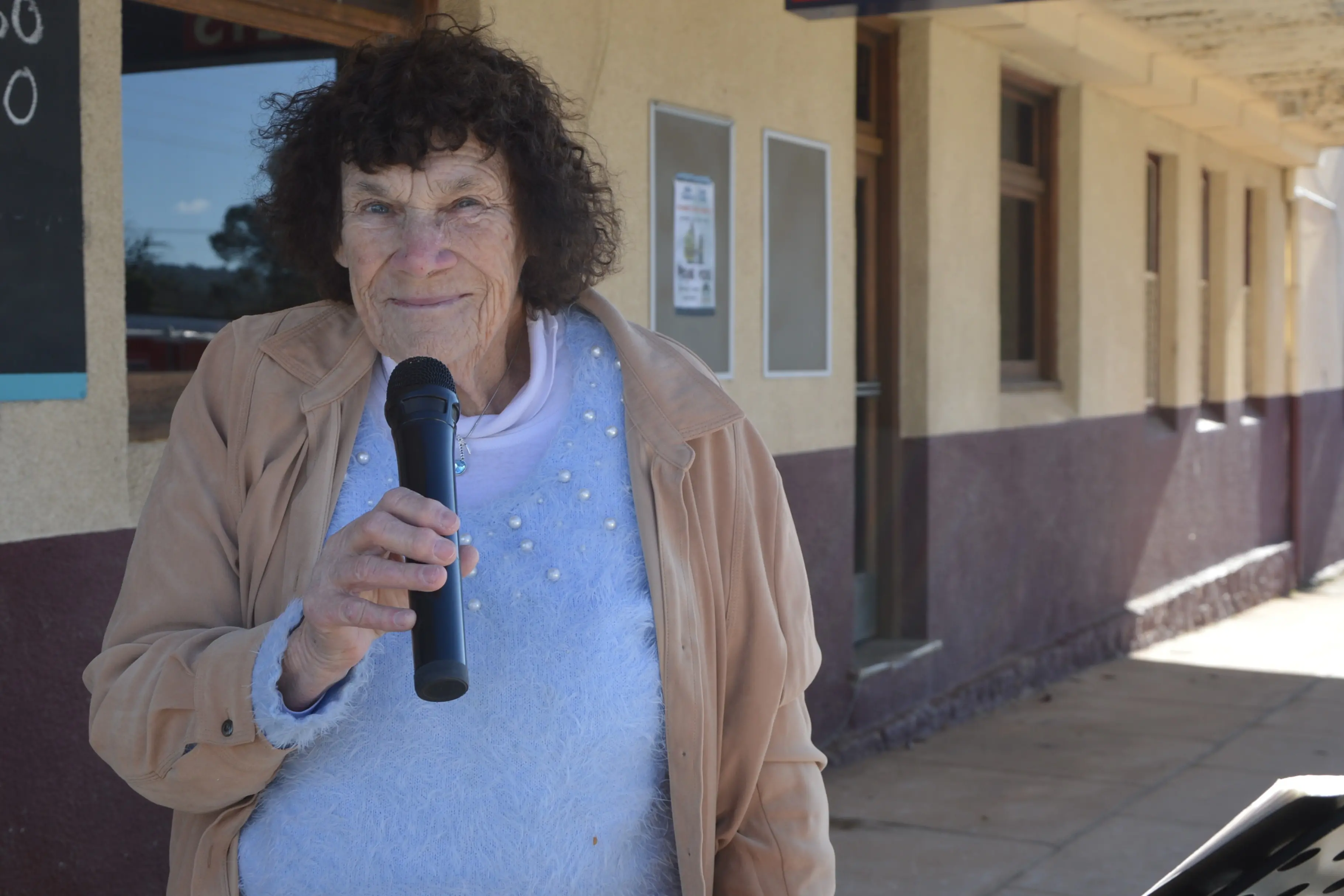 <p>Louise Saint John performed in front of the Royal Hotel during the Henry Lawson Festival and the crowed was amazed by her beautiful voice. PHOTO: Madeline Blackstock</p>\\n