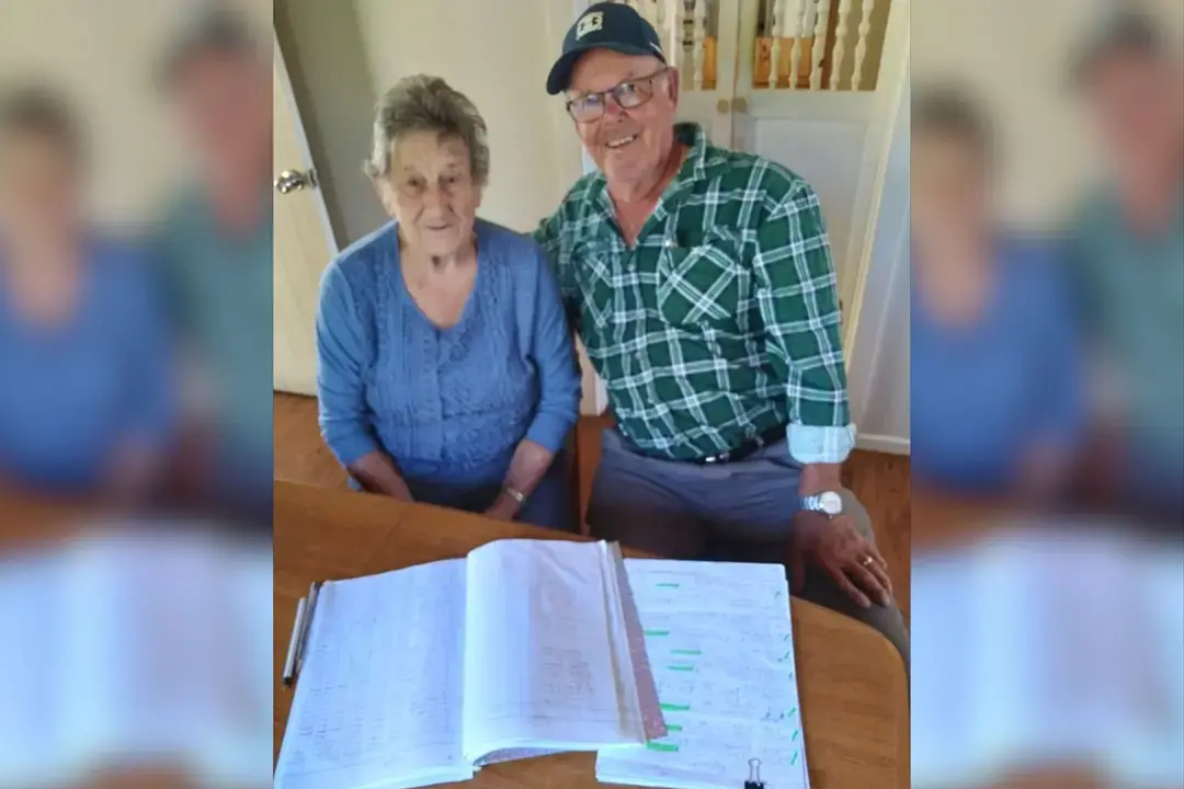<p>Beryl Roberts and Lachlan Valley Vets Golf Association president Peter Barnes.</p>\\n