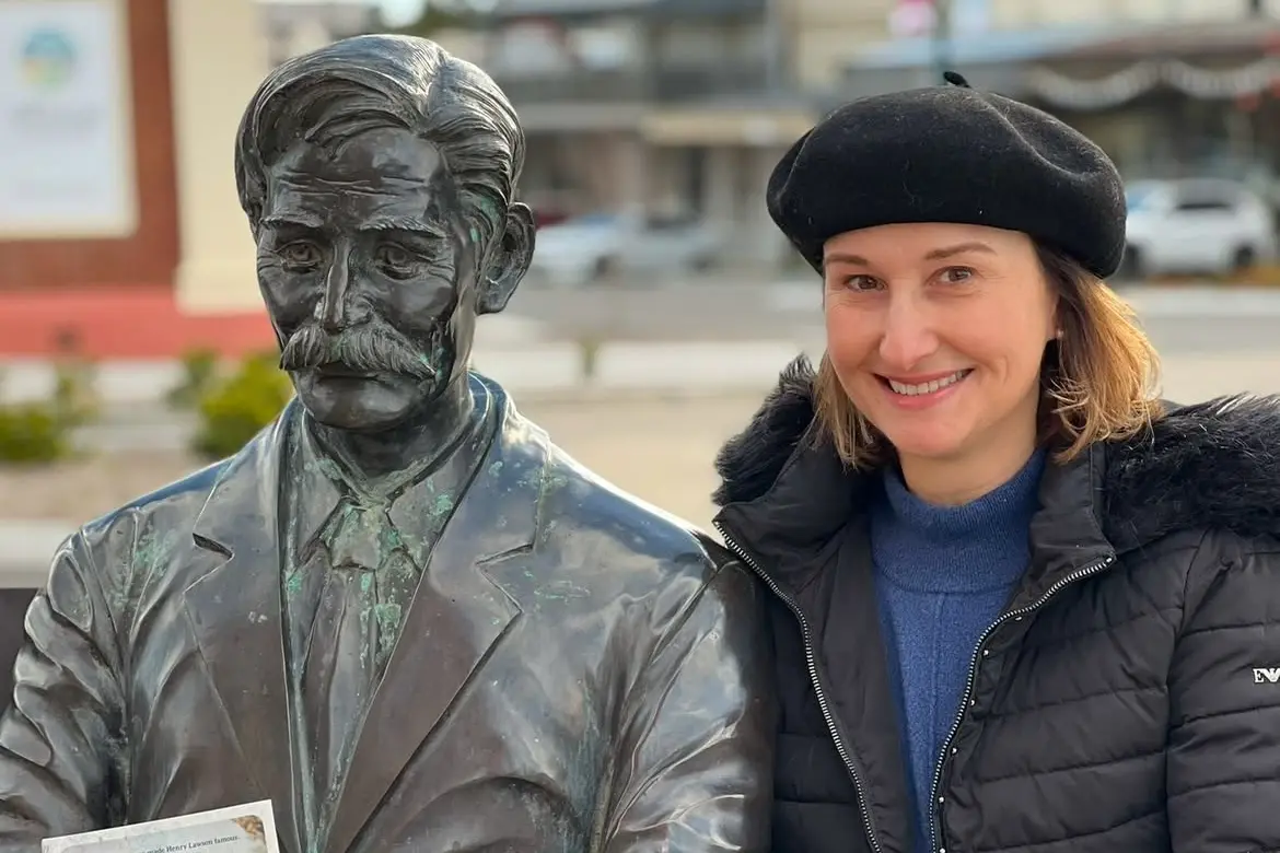 <p>Kyra Geddes with Henry Lawson and her book The Book Thief inspired by Lawson\\'s The Drovers Wife. PHOTO: Kyra Geddes </p>\\n