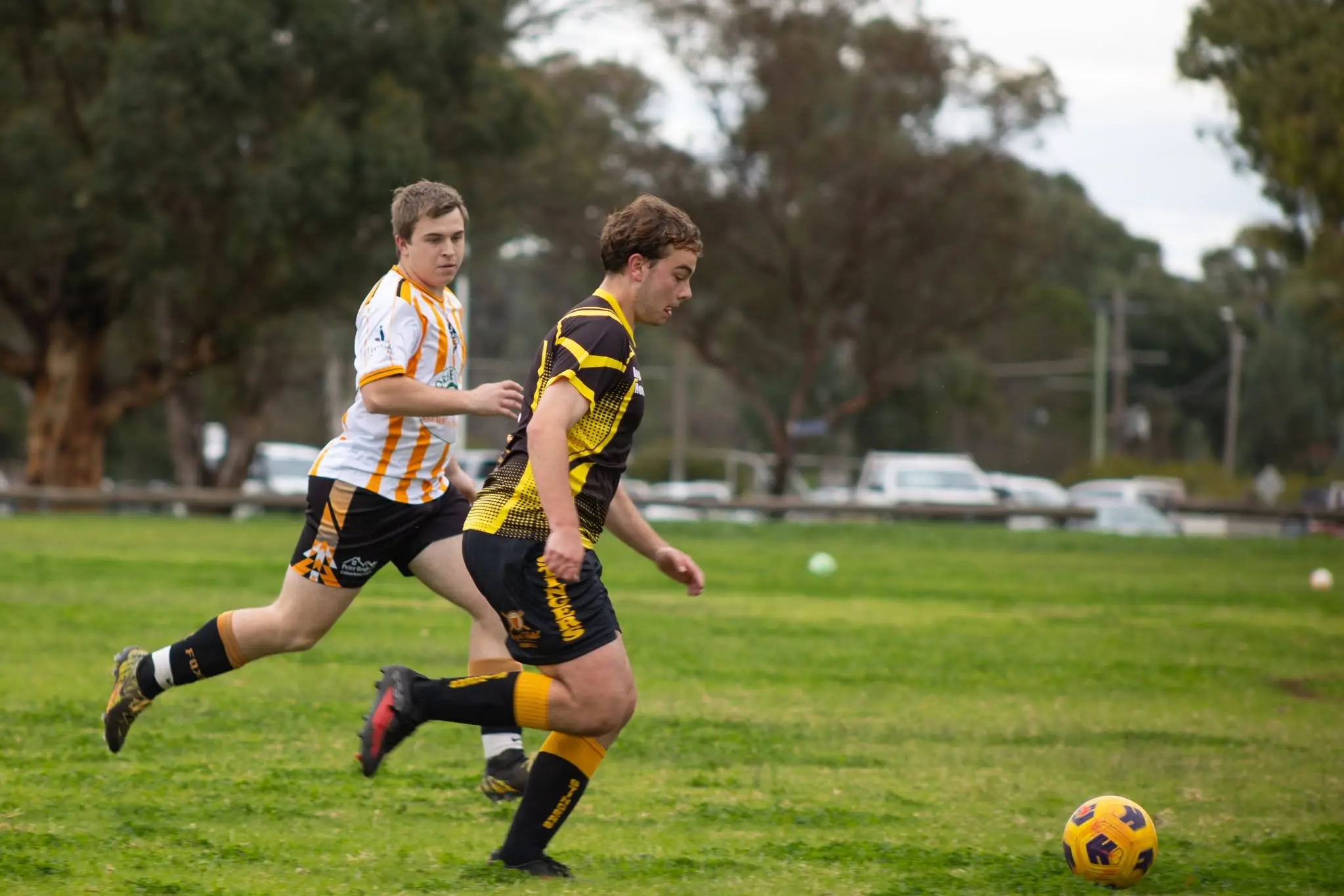 <p>Ryan Toole chasing the ball for Grenfell Stingers against the Forbes Foxes. PHOTOS: Essjay Photography</p>\\n