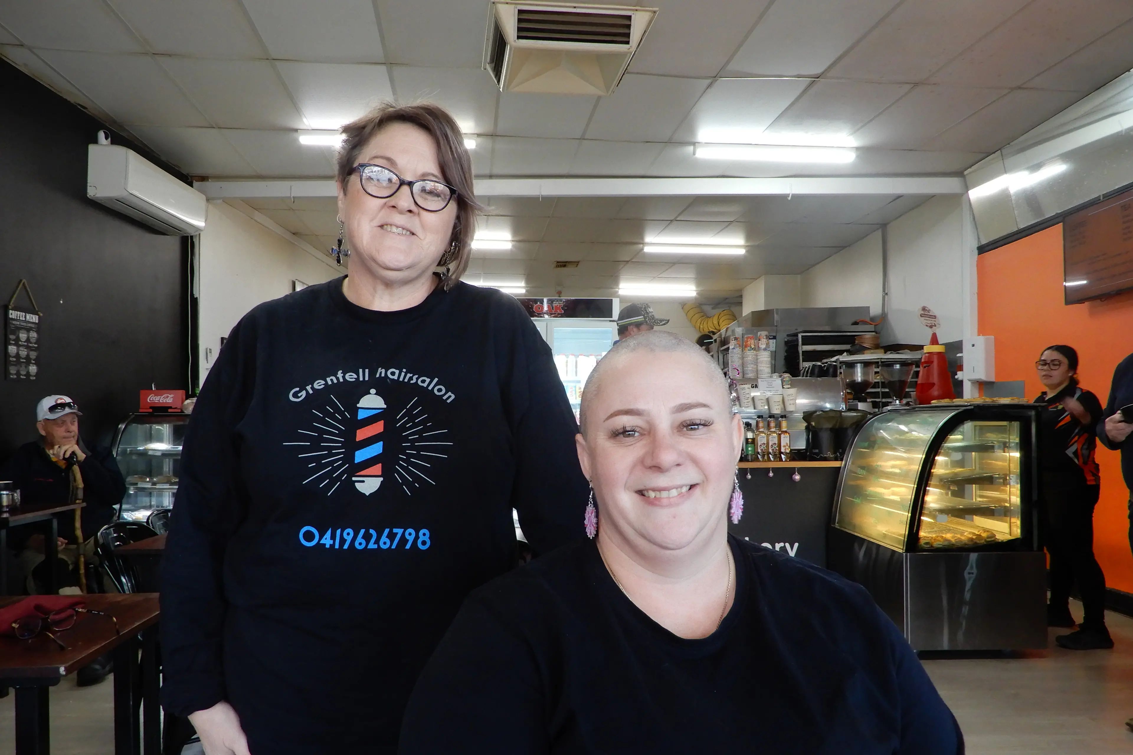 <p> Amber York and local hairdresser Tanya Simmonds who shaved Amber\\'s hair of in an effort to raise money for the National Breast Cancer Foundation. PHOTO: Deidre Carroll</p>\\n